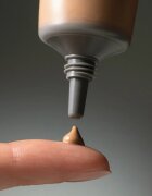 Mádara MÁDARA Skinonym Semi-Matte Peptide дълготраен фон дьо тен с пептиди цвят Golden Sand 50 30 мл.