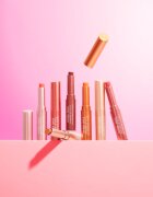 MUA Makeup Academy Hydra Juice Peptide Shimmer Lip Stylo блестящо червило с подхранващ ефект цвят Cherry Kiss 1.5 гр.