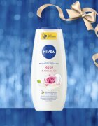 Nivea Rose Touch подаръчен комплект за подхранване и хидратация