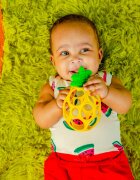 Oball Teether My Own™ гризалка Pineapple 1 бр.