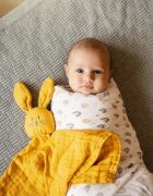 Petite&Mars Hugo Bamboo Comforter играчка за заспиване Intense Ochre 1 бр.