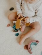 Petite&Mars Rainbow 12m+ играчка за подреждане Misty Green 1 бр.