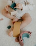 Petite&Mars Rainbow 12m+ играчка за подреждане Misty Green 1 бр.