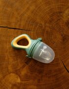 Petite&Mars Silicone Food Feeder 6m+ гризалка за хранене Green&Ochre 1 бр.