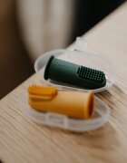 Petite&Mars Take&Match 0m+ детска четка за зъби за върху пръст с калъфка Ochre&Green 2 бр.
