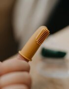 Petite&Mars Take&Match 0m+ детска четка за зъби за върху пръст с калъфка Ochre&Green 2 бр.