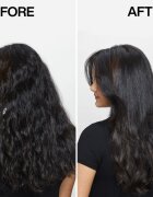Redken Quick Blowout термозащитен спрей за оформяне с преса и маша за по-бързо оформяне на прическата със сешоар 125 мл.