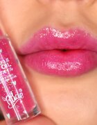 Rude Cosmetics Manga Collection Sparkle Lip Oil тониращо олио за устни с хидратиращ ефект цвят Strawberry 4 гр.
