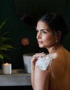 Sanctuary Spa Lily & Rose Natural Oils душ пяна с подхранващ ефект 200 мл.