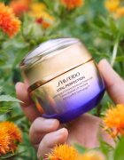 Shiseido Vital Perfection Uplifting and Firming Advanced Cream Soft лек стягащ крем дневен и нощен резервен пълнител 50 мл.