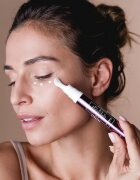 Sisley Black Rose Eye Contour Fluid озаряващ флуид против бръчки за околоочната зона с ревитализиращ ефект 14 мл.