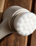 So Eco Facial Cleansing Brush двустранна почистваща четка за лице с дръжка подлежаща на компостиране 1 бр.