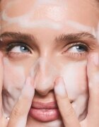SUNEWMED+ Active Foaming Cleanser Face and Eye Makeup Removal пяна за почистване и премахване на грим с витамин С 200 мл.