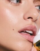 SUNEWMED+ Vanilla Gold Kiss Moisturizing Lip Balm хидратиращ балсам за устни с масло от шеа 13 гр.