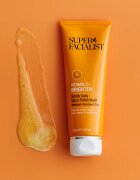 Super Facialist Vitamin C+ Brighten озаряващ пилинг за лице врат и деколкте 125 мл.