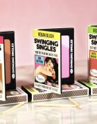 theBalm Swinging Singles Blush компактен руж цвят Ivana Sunkiss 5.5 гр.