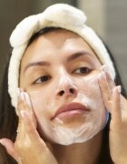 theBalm To The Rescue® Moringa Tree почистваща пяна за лице с хидратиращ ефект 160 мл.