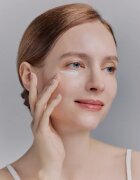 WHAMISA Organic Flowers Eye Essence озаряващ серум за околоочната зона с анти-бръчков ефект 30 мл.