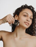 Zoë Ayla 2-in-1 Gua Sha Roller масажно приспособление за лице 1 бр.