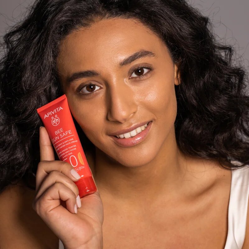 Apivita Bee Sun Safe Anti-Spot and Anti-Age Tinted Face Cream SPF50 защитен тониращ крем за лице SPF 50 цвят Golden 50 мл.