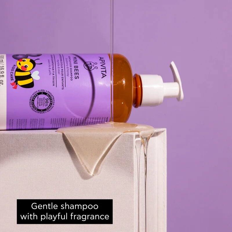 Apivita Mini Bees Gentle Kids Shampoo Blueberry & Honey шампоан за тънка коса за деца 500 мл.