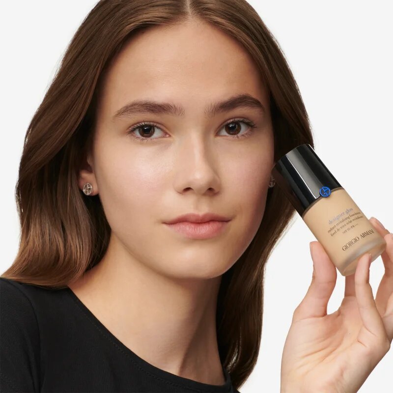Armani Designer Glow Foundation подмладяващ и озаряващ фон дьо тен SPF 15 цвят 4 30 мл.