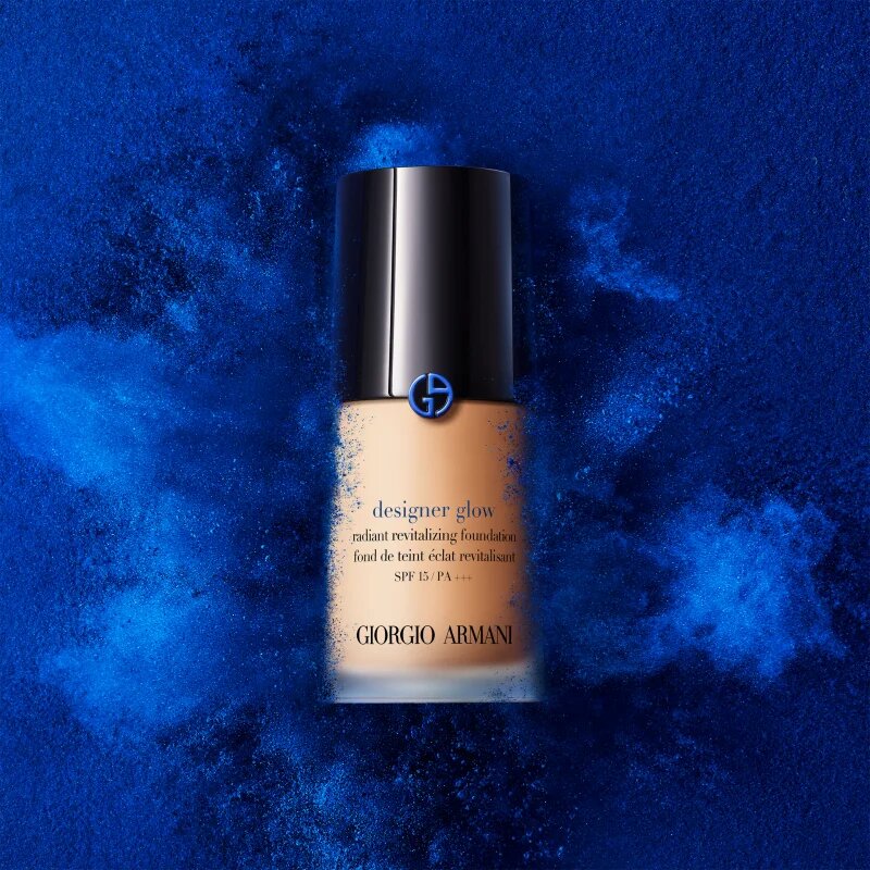 Armani Designer Glow Foundation подмладяващ и озаряващ фон дьо тен SPF 15 цвят 4 30 мл.