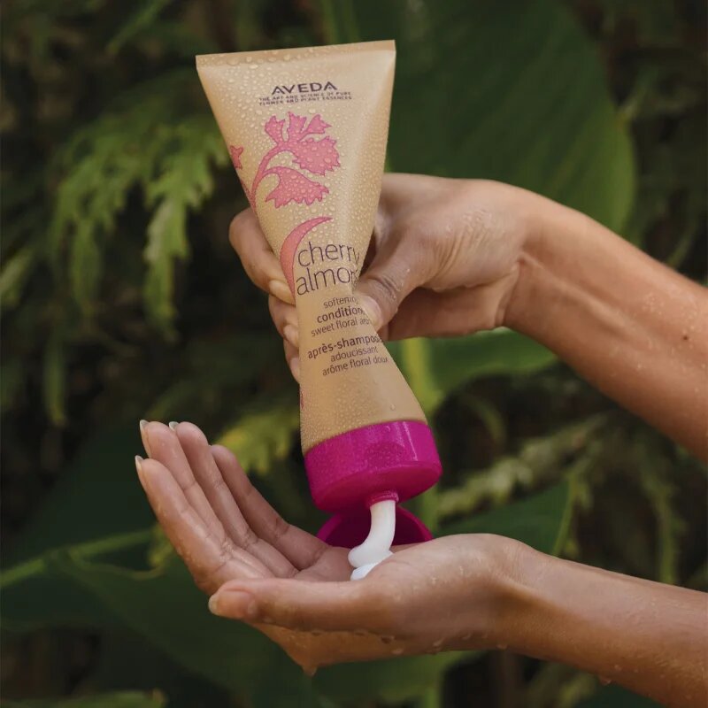 Aveda Cherry Almond Softening Conditioner дълбоко подхранващ балсам за блясък и мекота на косата 1000 мл.