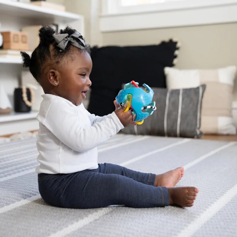 Baby Einstein Rattle & Sense™ сензорна топка с гризалка 3m+ 1 бр.