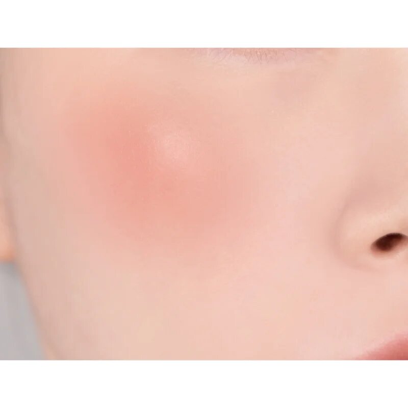 Banila Co. Romantic Blush мултифункционален грим за устни и скули за перфектен външен вид цвят 15 Nutty 3.7 гр.