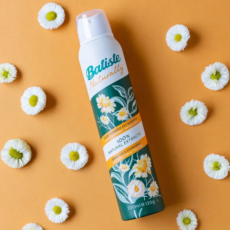 Batiste Naturally Green tea & Chamomile сух шампоан за абсорбиране на излишния себум а освежаване на косата 200 мл.