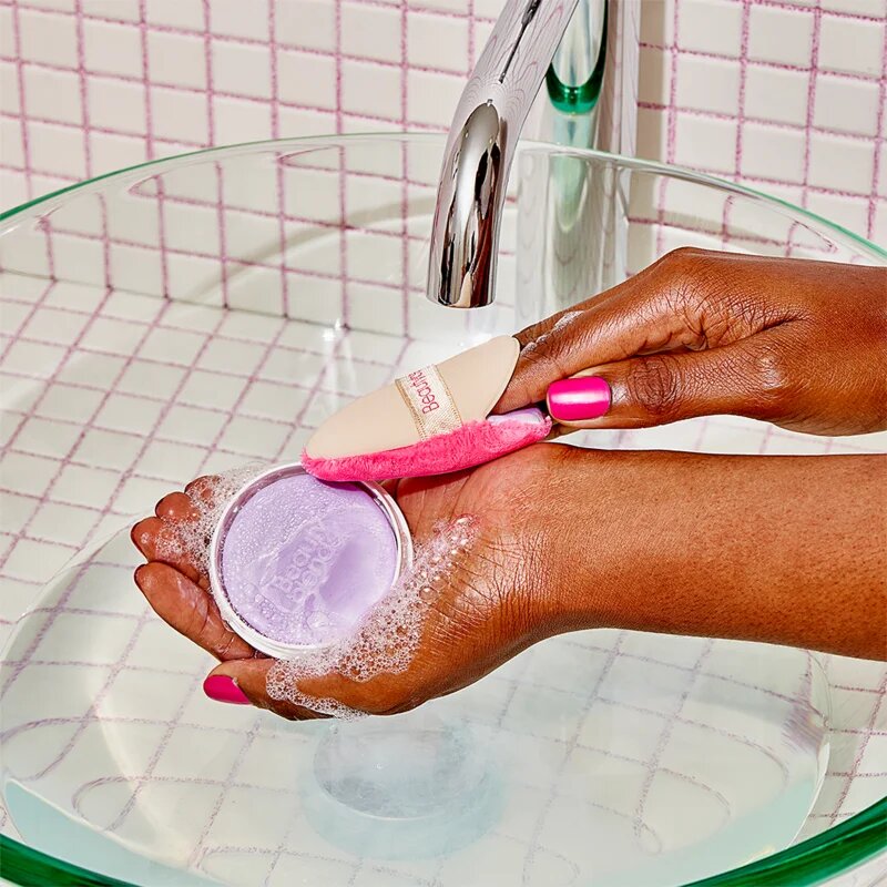 beautyblender® Tool Scrub Lavender Твърдо почистващо средство за гъби и четки за грим 28.3 гр.