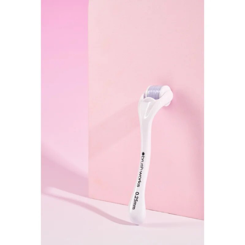 Brushworks Progression Micro Needle Derma Roller миктроиглен за лице 025 mm 1 бр.