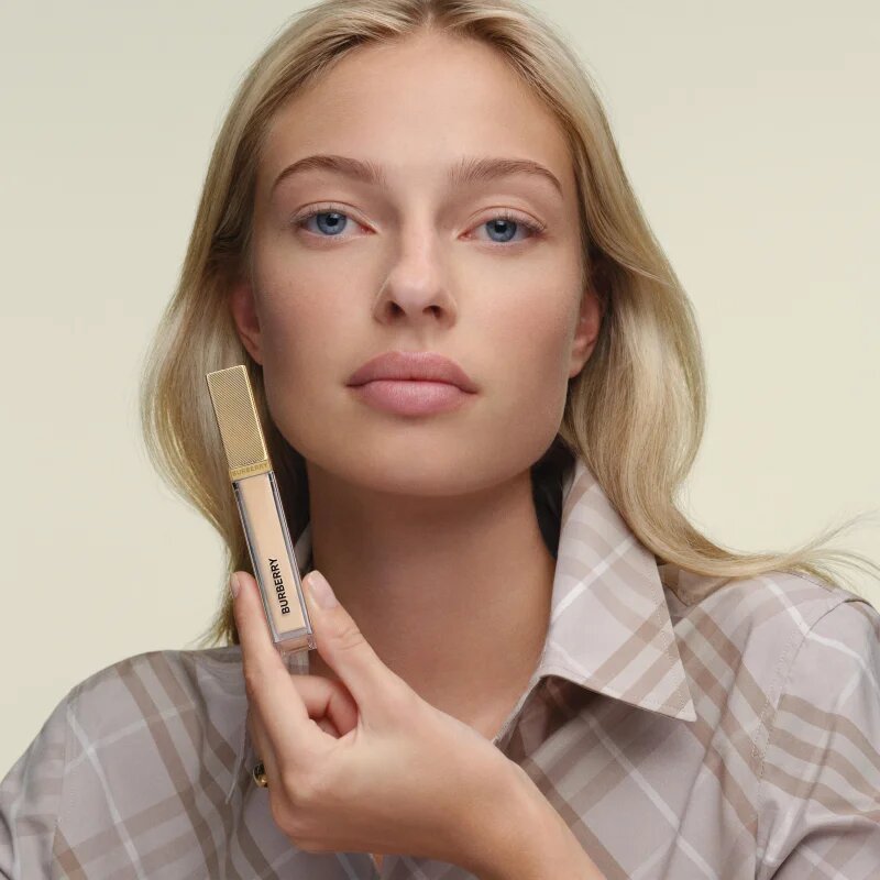 Burberry Beyond Wear Concealer дълготраен коректор цвят 100 Medium Deep Cool 8 мл.