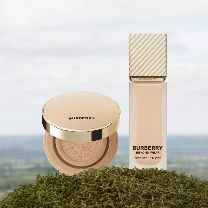 Burberry Beyond Wear Perfecting Matte Cushion дълготраен грим в гъбичка SPF 15 цвят Fair Warm 10 14 гр.