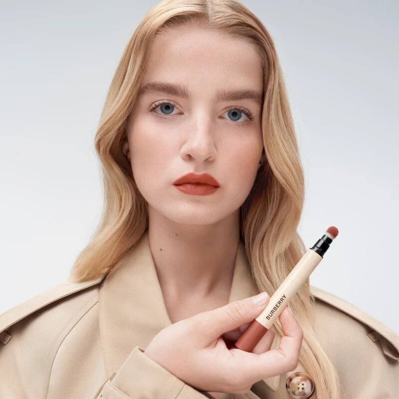 Burberry Brit Matte Veil матиращо хидратиращо течно червило цвят Peony 620 3 мл.