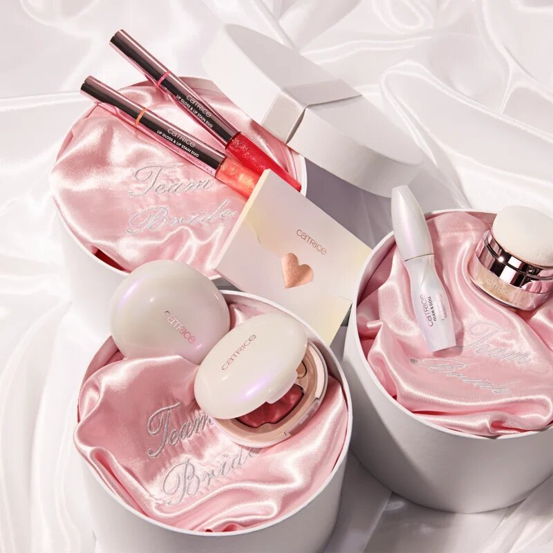 Catrice Brides & Besties дълготраен гланц за устни цвят C01 Apricot Promise 4.9 мл.