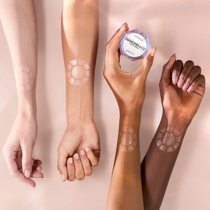 Catrice Diamond Haze мултифункционален озарител цвят 010 Gimme Glitter 6 гр.