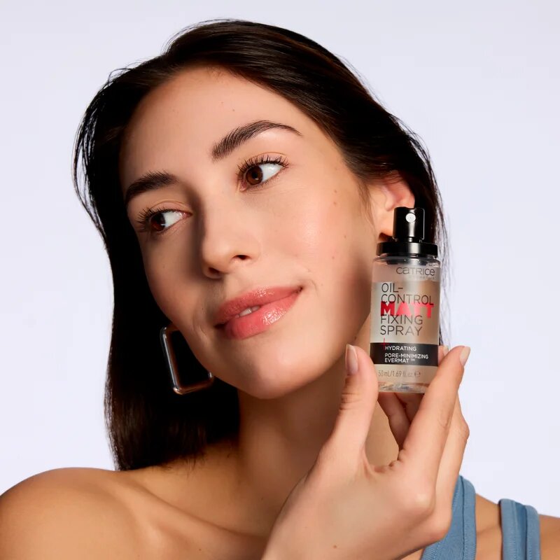 Catrice Oil-Control Matt матиращ и фиксиращ спрей върху фон дьо тен 50 мл.