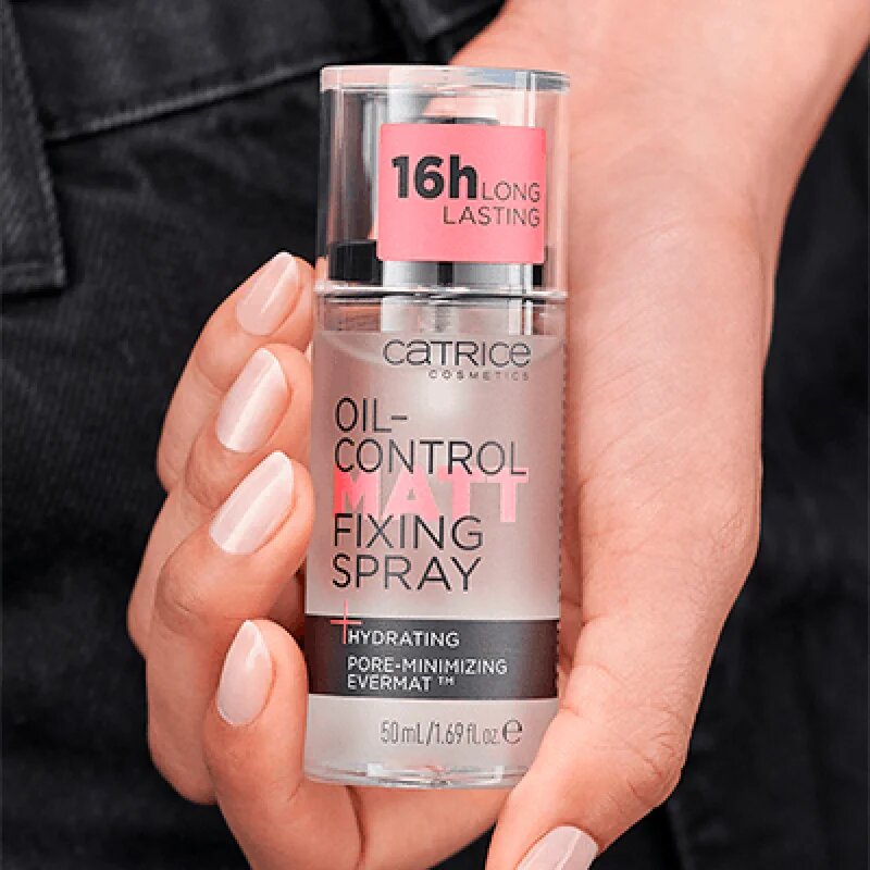 Catrice Oil-Control Matt матиращ и фиксиращ спрей върху фон дьо тен 50 мл.