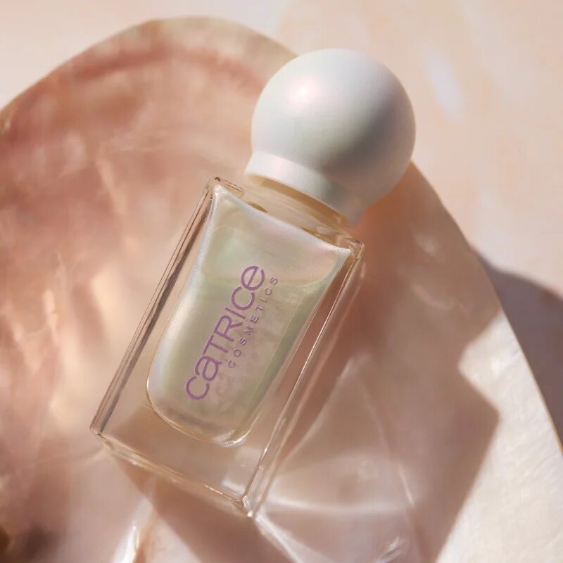 Catrice PEARLFECTION озаряващ лак за нокти цвят 02 Luminous Pearl мл.