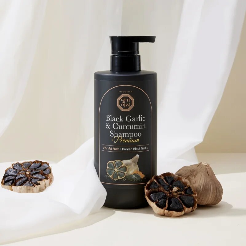 DAENG GI MEO RI Black Garlic & Curcumin Shampoo дълбоко регенериращ шампоан за растеж на косата и укрепване от корените 500 мл.