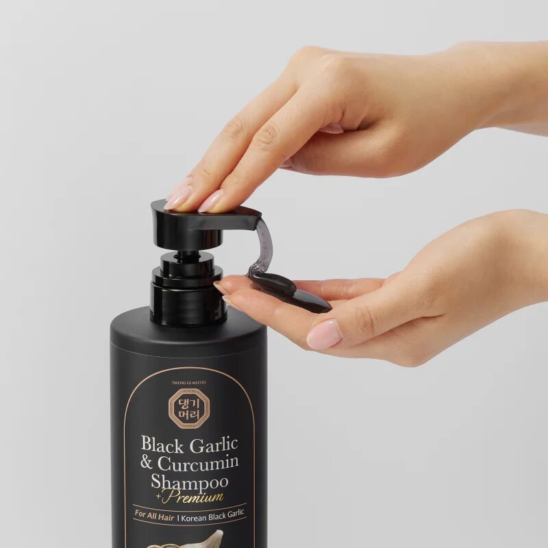 DAENG GI MEO RI Black Garlic & Curcumin Shampoo дълбоко регенериращ шампоан за растеж на косата и укрепване от корените 500 мл.