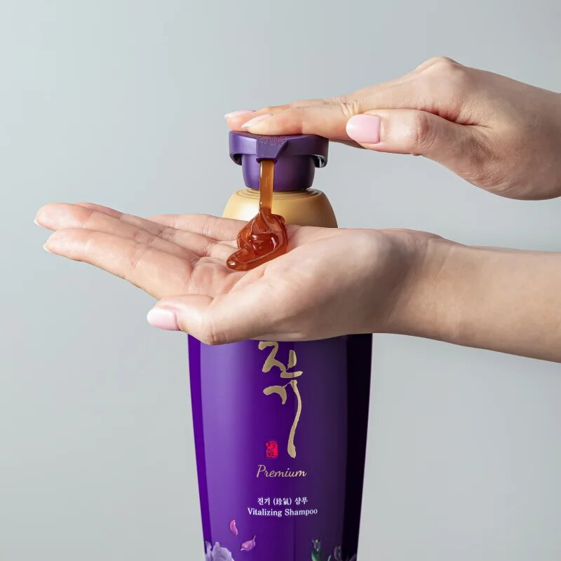 DAENG GI MEO RI Jin Gi Premium Vitalizing Shampoo възстановяващ шампоан за силно увредена и тънка коса стимулиращ растежа на косата 500 мл.