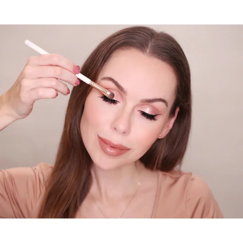 Dermacol Accessories Master Brush by PetraLovelyHair четка за прилагане на сенки за очи D74 Rose Gold 1 бр.