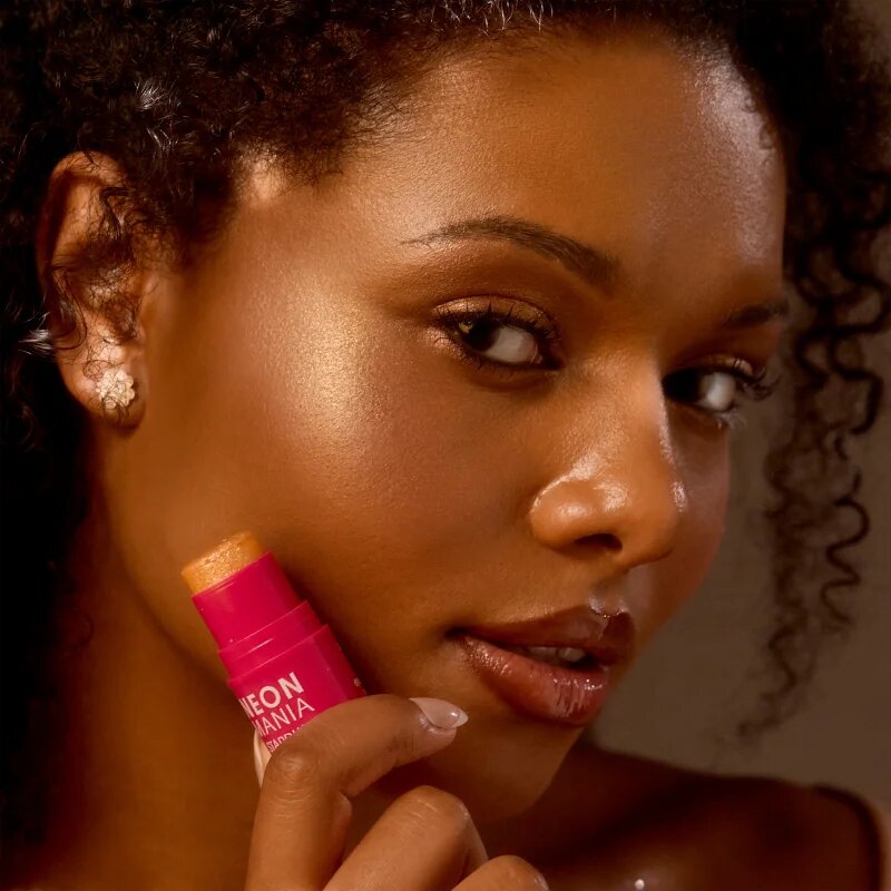 Dermacol Neon Mania гелов озарител в стик цвят 02 Fairy Flame 8 гр.