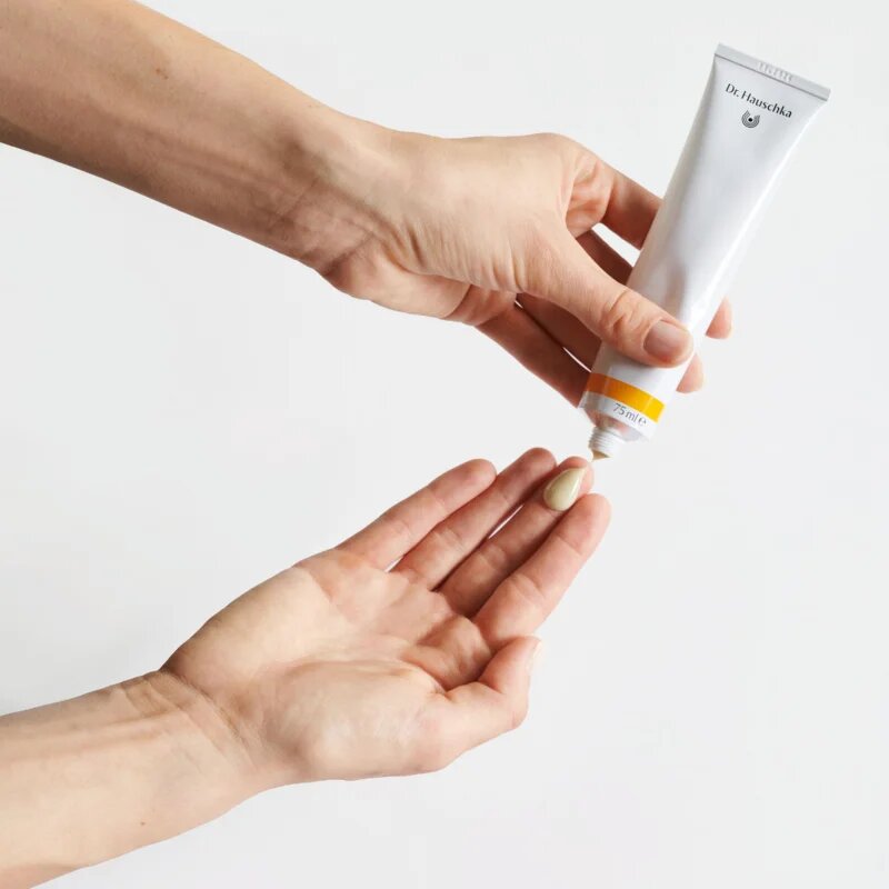 Dr. Hauschka Clenasing And Tonization Cleansing Balm почистващ балсам с успокояващ ефект 75 мл.