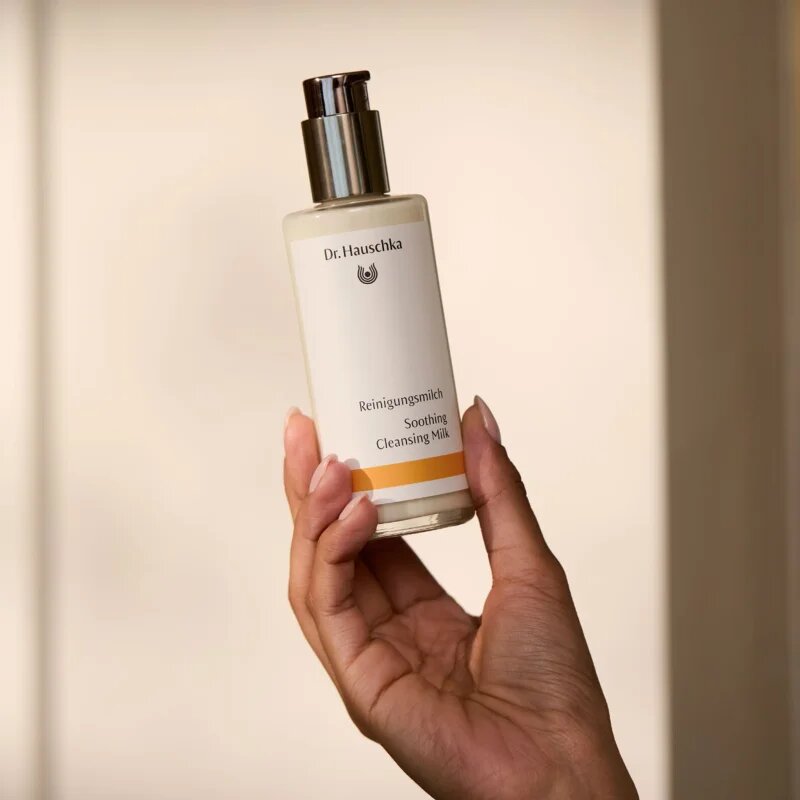 Dr. Hauschka Clenasing And Tonization Soothing Cleansing Milk почистващо мляко за тяло 145 мл.