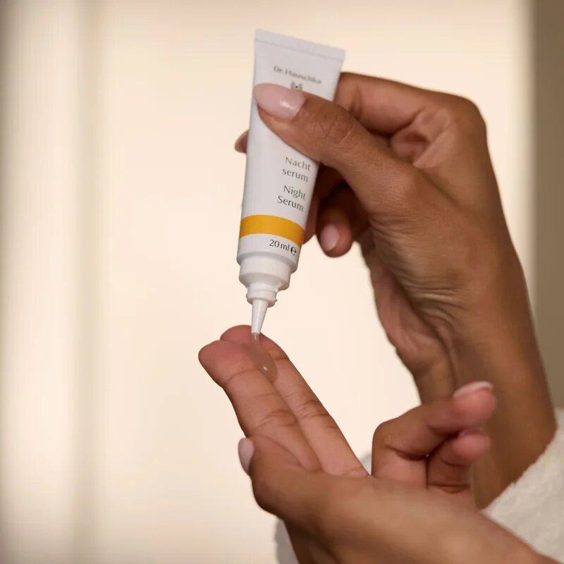 Dr. Hauschka Facial Care нощен серум за интензивна хидратация 20 мл.
