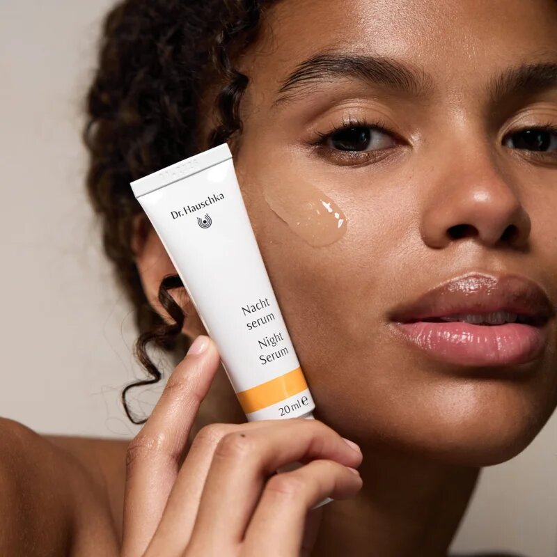 Dr. Hauschka Facial Care нощен серум за интензивна хидратация 20 мл.